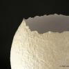 Kremowa misa, papier mache. Wymiary: wysoko�� - 25 cm, �rednica - 24 cm.
